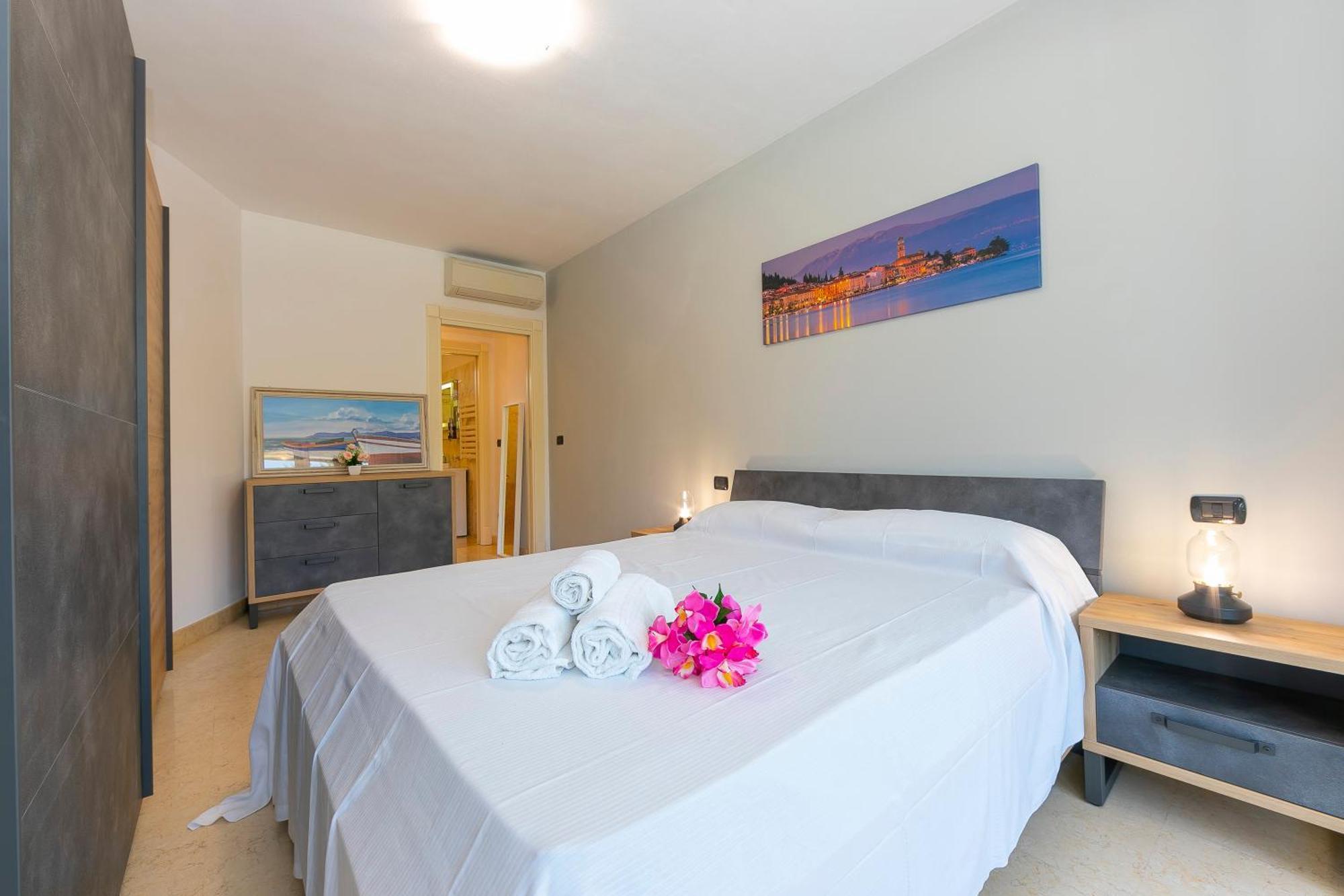 Rivoltella Apt With Pool 600mt From Lake - Happy Rentals Desenzano del Garda Buitenkant foto